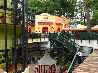 A view over the museum courtyard towards the cafe